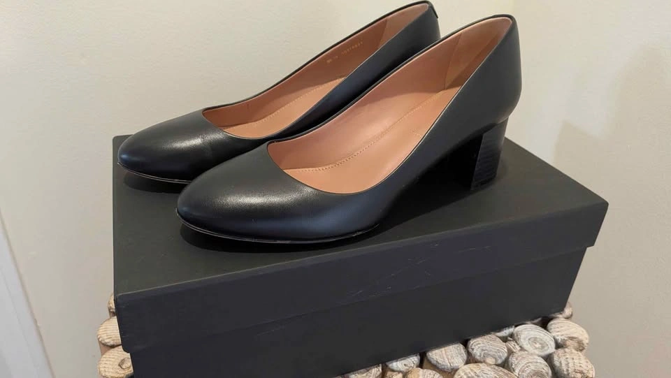 Brand New Premium Hugo Boss Black Leather Block Heel Pumps - photo 2