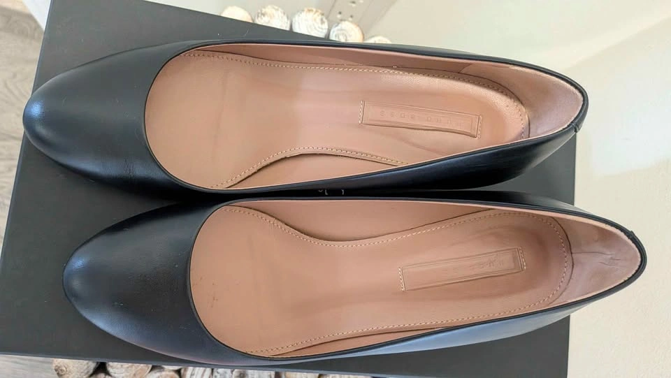 Brand New Premium Hugo Boss Black Leather Block Heel Pumps - photo 3