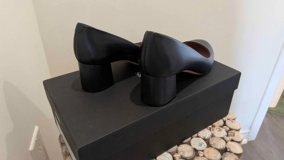 Brand New Premium Hugo Boss Black Leather Block Heel Pumps - photo 4