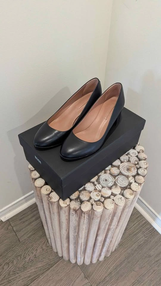 Brand New Premium Hugo Boss Black Leather Block Heel Pumps - photo 5