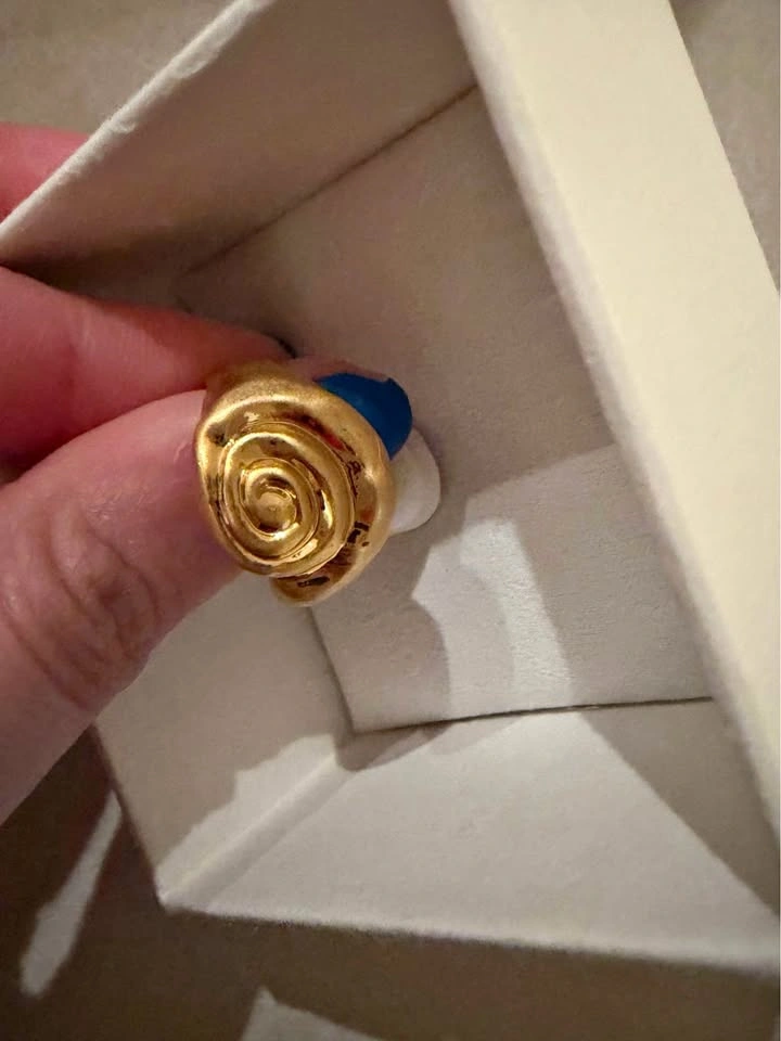Size 7 golden ring shell