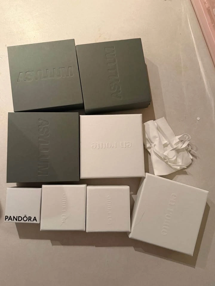 Assorted jewelry open boxes - photo 2