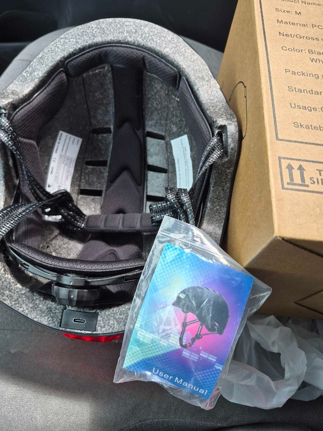 Black MEDIUM/LARGE bike e scooter helmet - photo 3