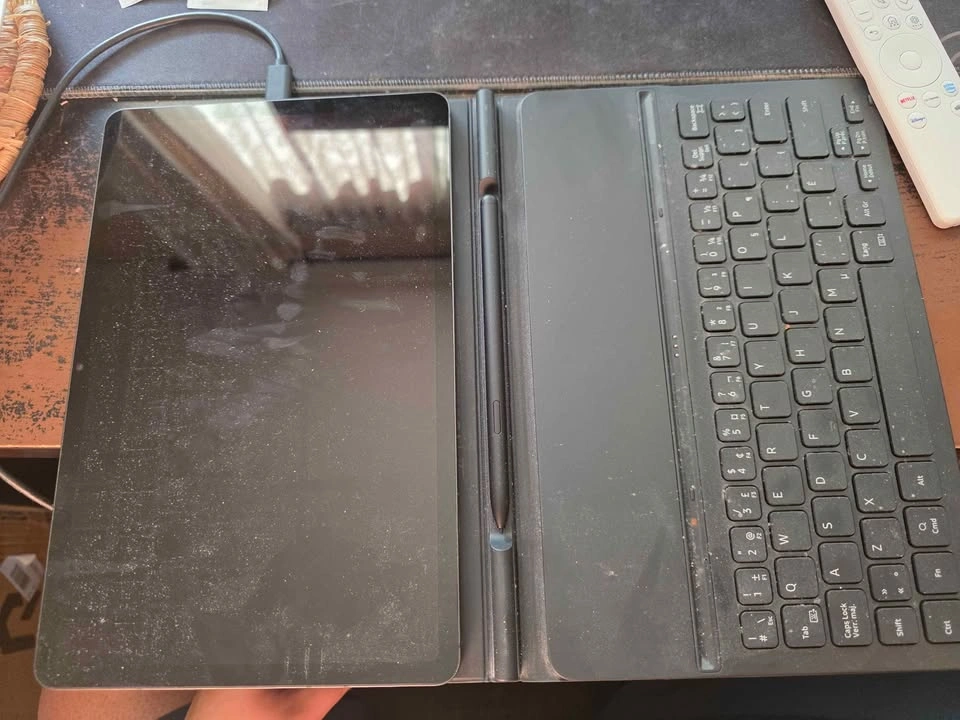 Samsung Galaxy Tab S8 with Keyboard Cover and S Pen - photo 2