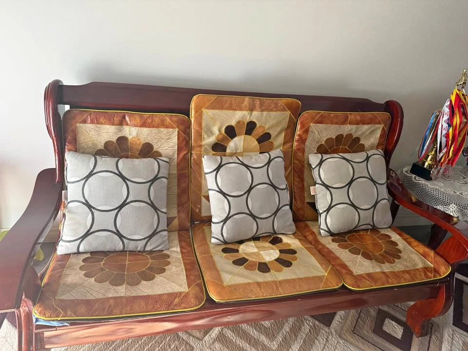 4-Piece Traditional Dark Wood Living Room Set