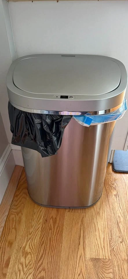 Trash Can with Automatic Lid
