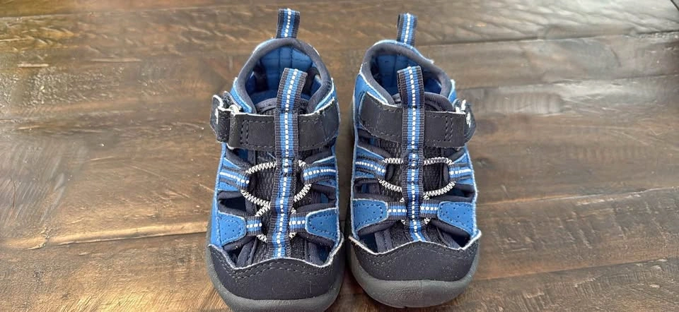 OshKosh B'gosh Toddler Boy's Blue Sandals size 5