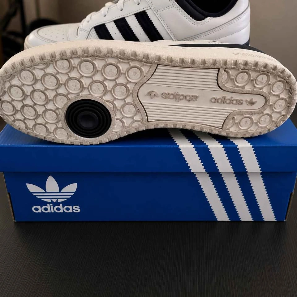 In box Adidas Forum Low CL Size 11 1/2 - photo 2