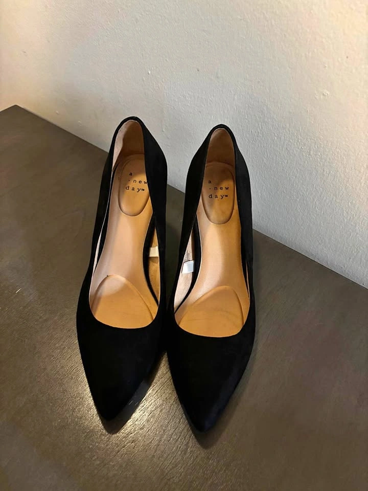 Size 7.5 Black suede pumps
