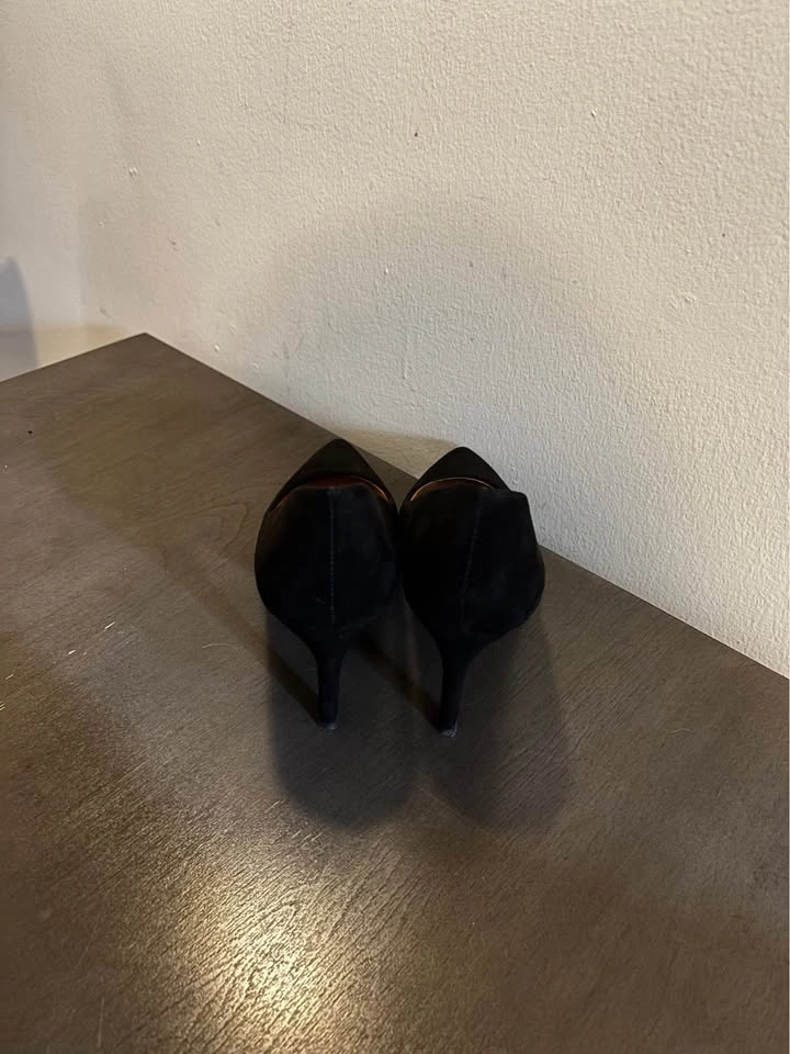 Size 7.5 Black suede pumps - photo 2