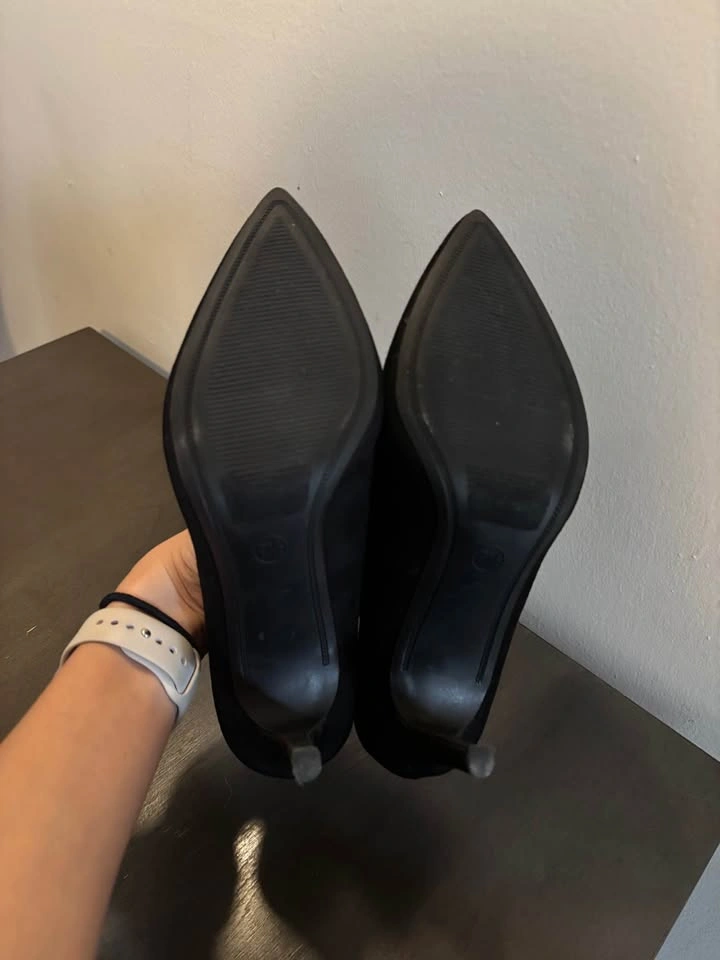 Size 7.5 Black suede pumps - photo 3