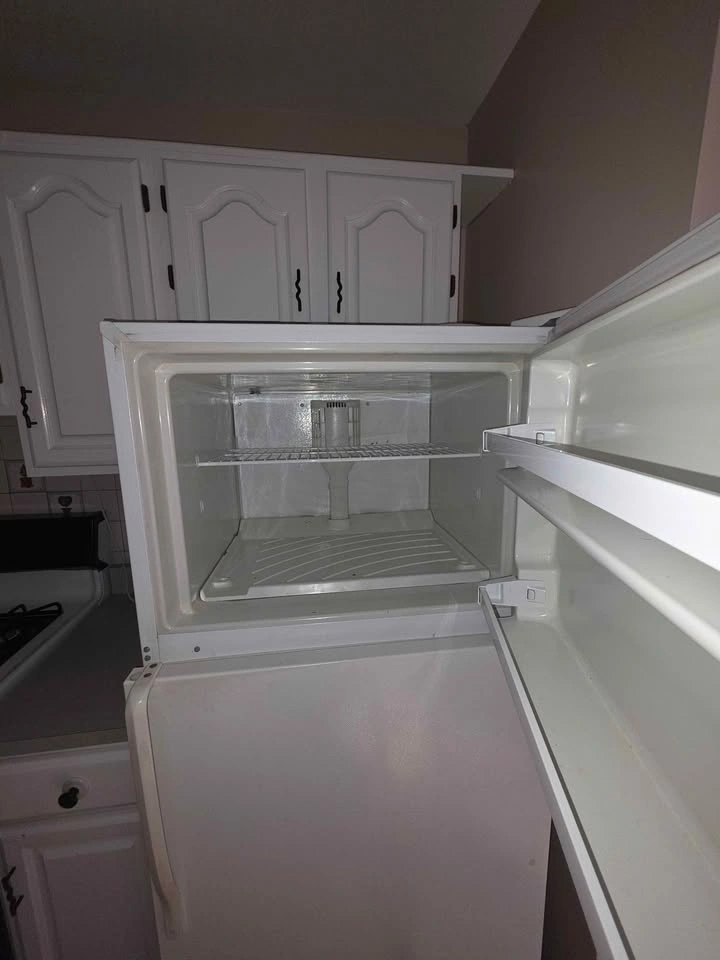 White Top-Freezer Refrigerator - photo 2