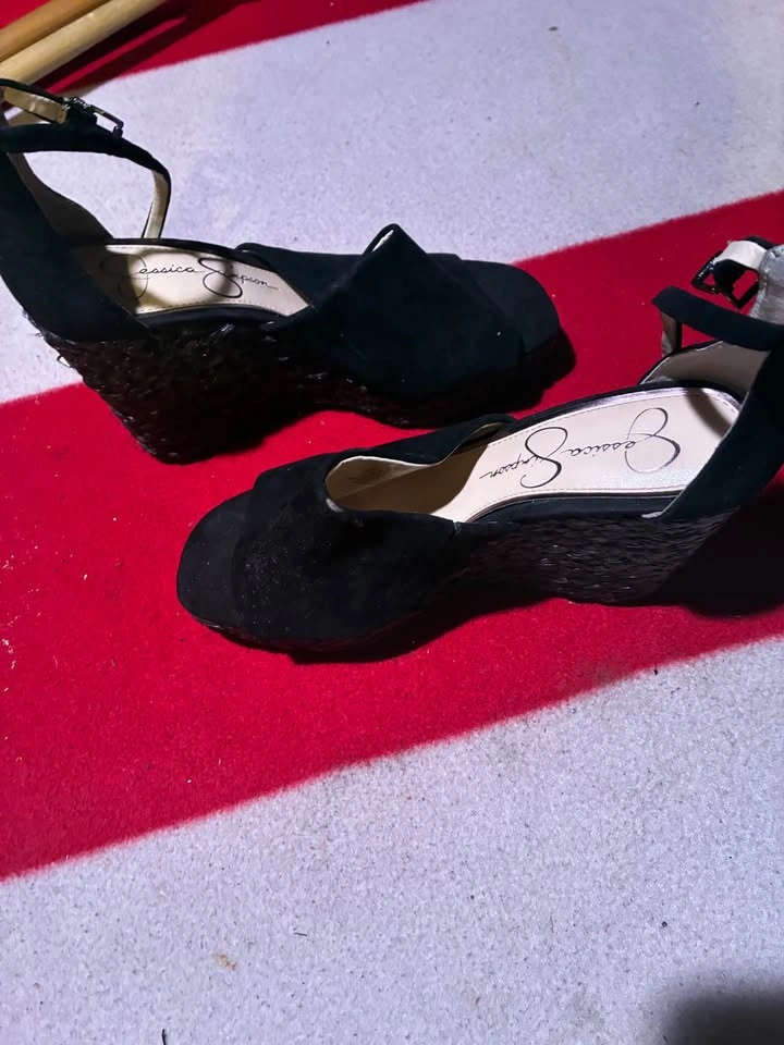 Jessica Simpson black platform suede sandals - photo 4