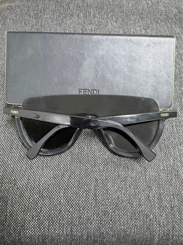 Used authentic designer sunglasses - photo 2