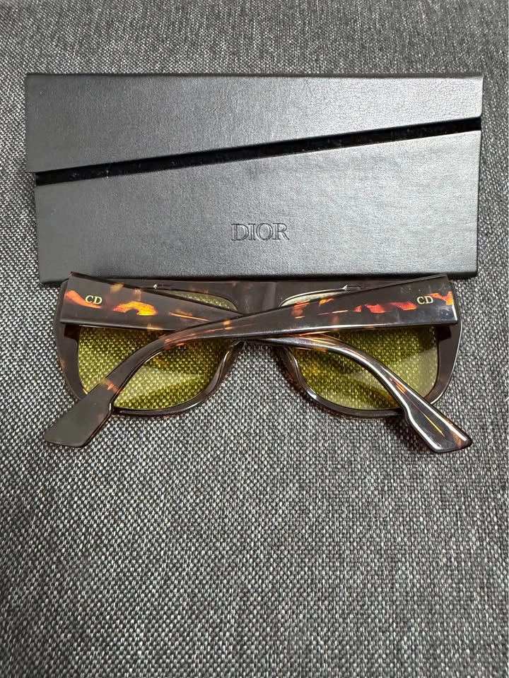 Used authentic designer sunglasses - photo 4