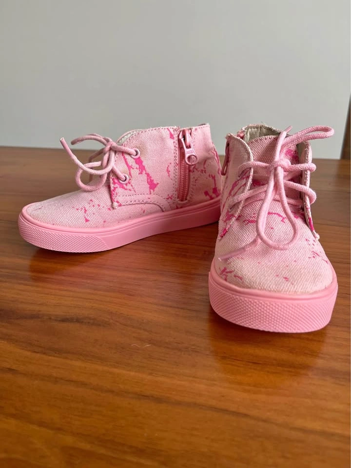 Sz 8/Eu 24 girl sneakers