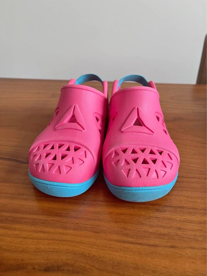 Sz 8 girl summer/splash shoes
