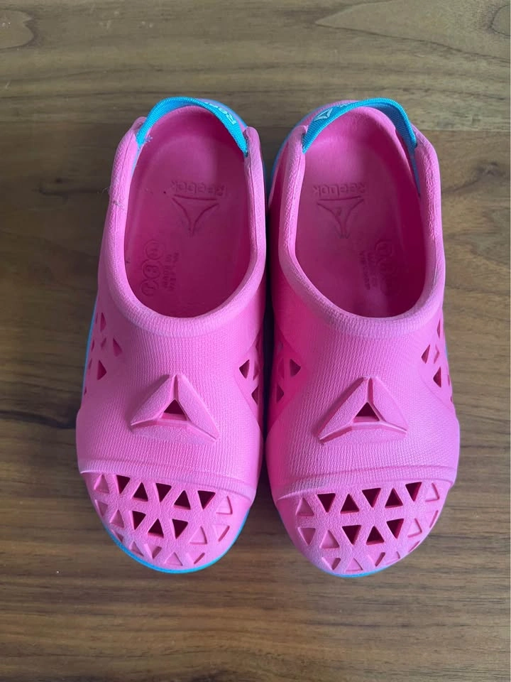 Sz 8 girl summer/splash shoes - photo 2