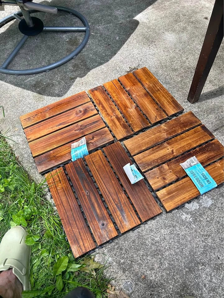 4 Interlocking wooden slat tiles