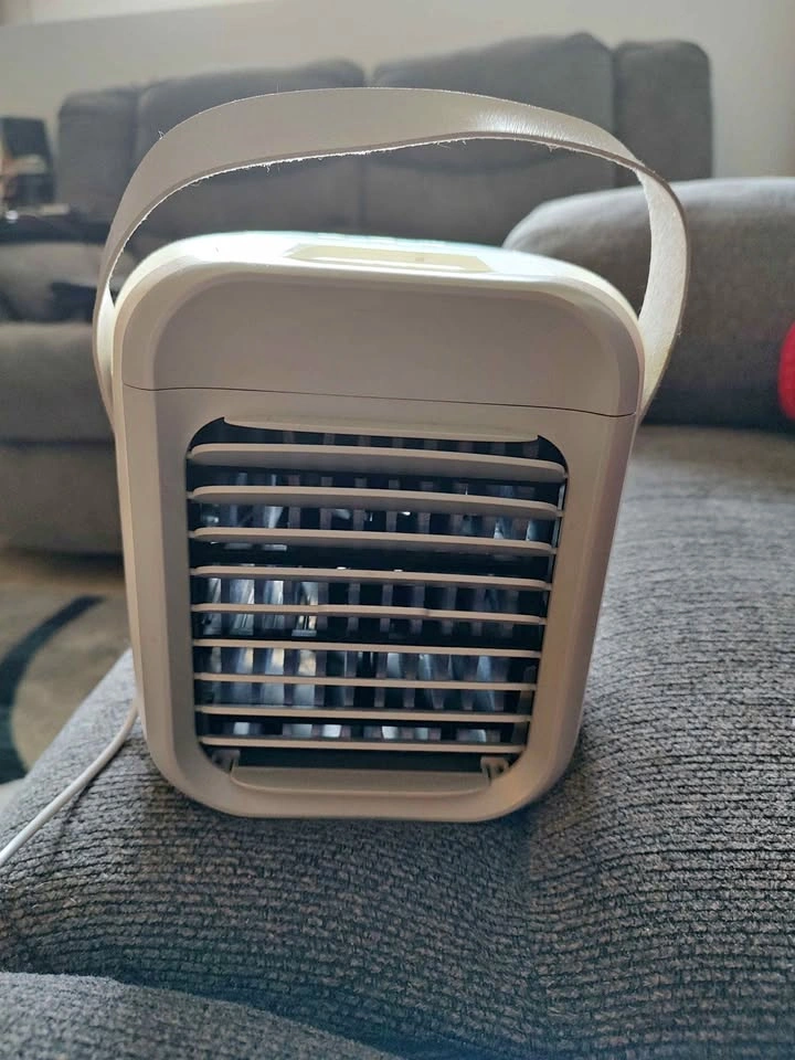 Personal portable cooling unit
