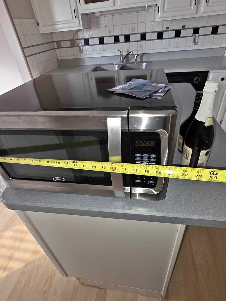 Oster Microwave (DELIVERY AVAILABLE)