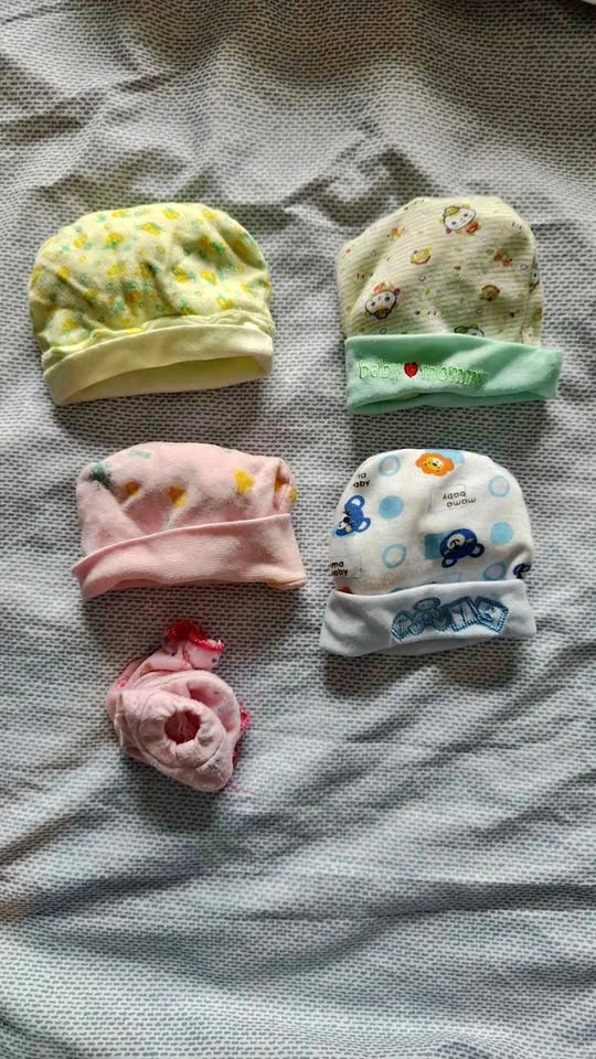 Newborn beanie, socks and mittens