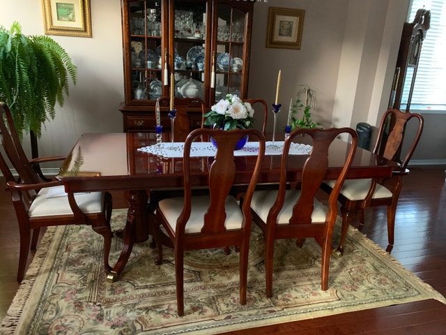 Dining table and 6 chairs with hutch
