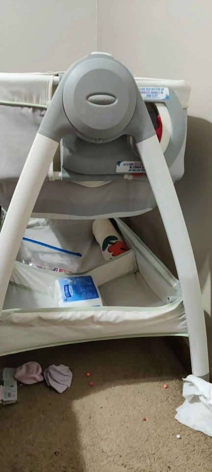 Graco bassinet with diaper changing station - photo 2