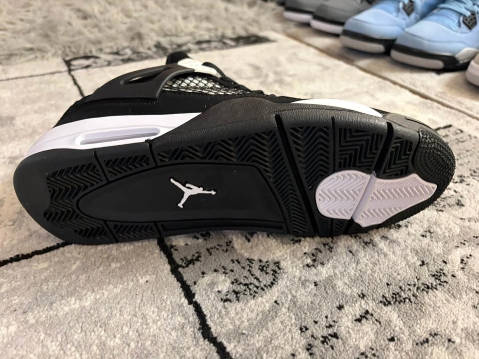 Jordan 4 White Thunders - photo 2