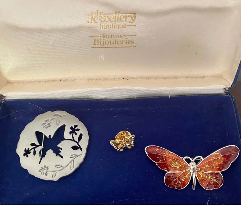 Vintage Lot of 2 Butterfly Brooches (One Pewter, One Enamel) and - photo 2