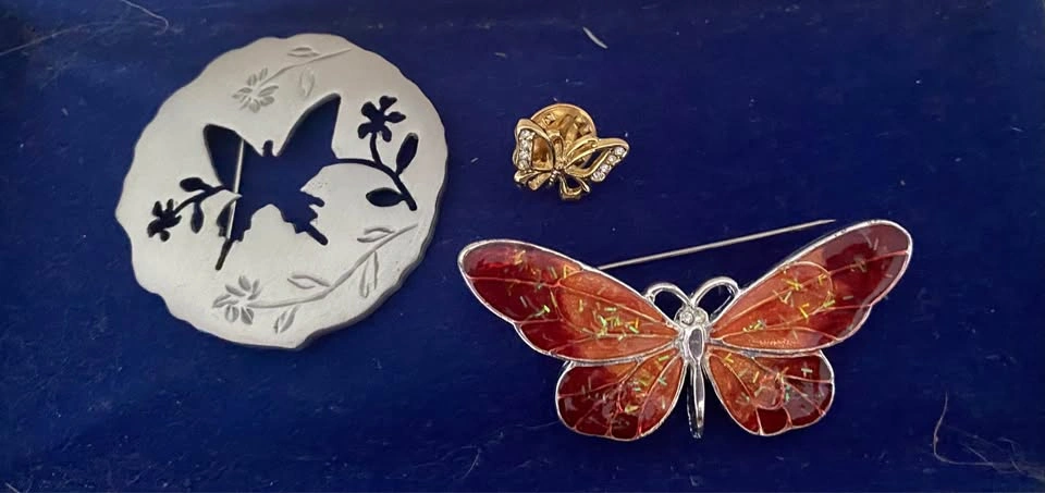 Vintage Lot of 2 Butterfly Brooches (One Pewter, One Enamel) and - photo 4