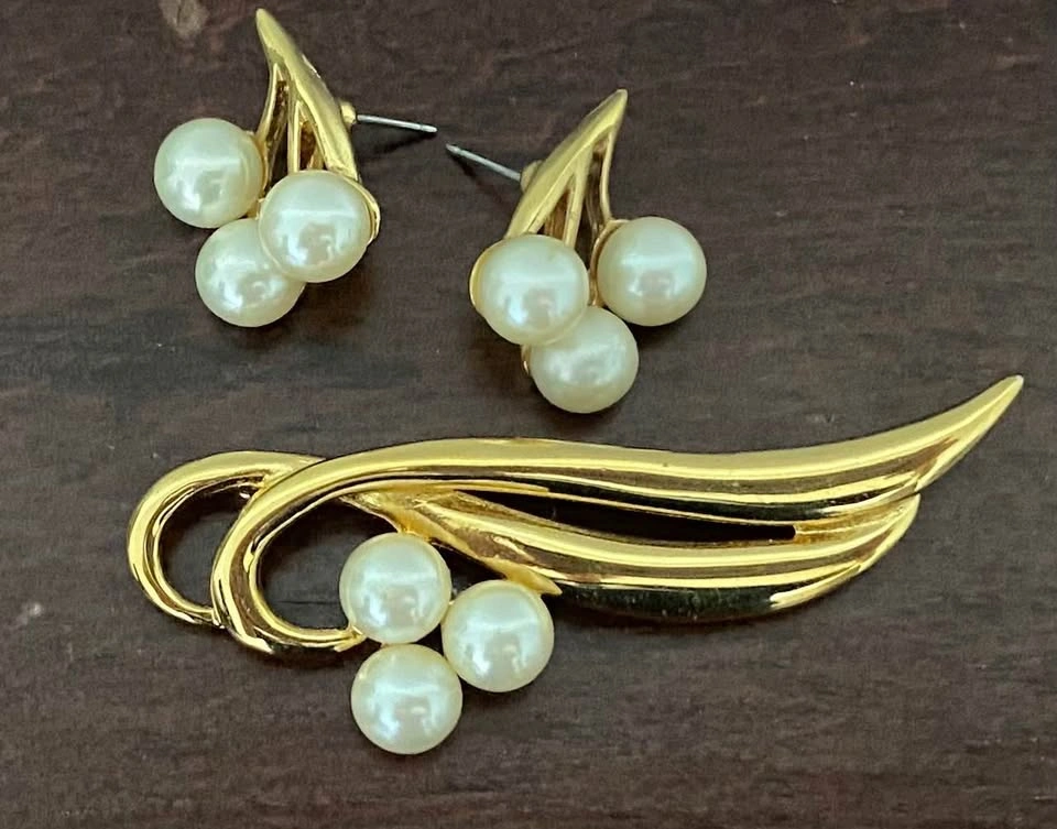 Vintage Faux Pearl Brooch and Earring Set - photo 3