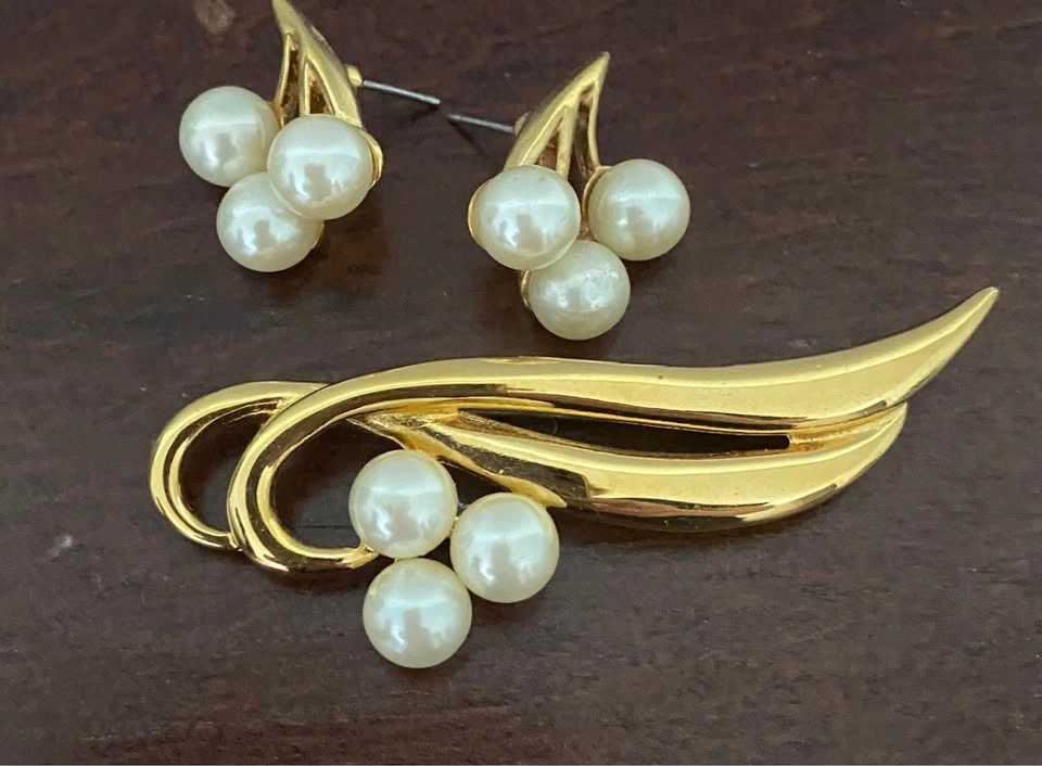 Vintage Faux Pearl Brooch and Earring Set - photo 4