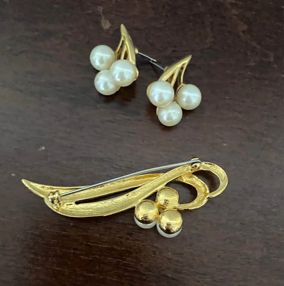 Vintage Faux Pearl Brooch and Earring Set - photo 5