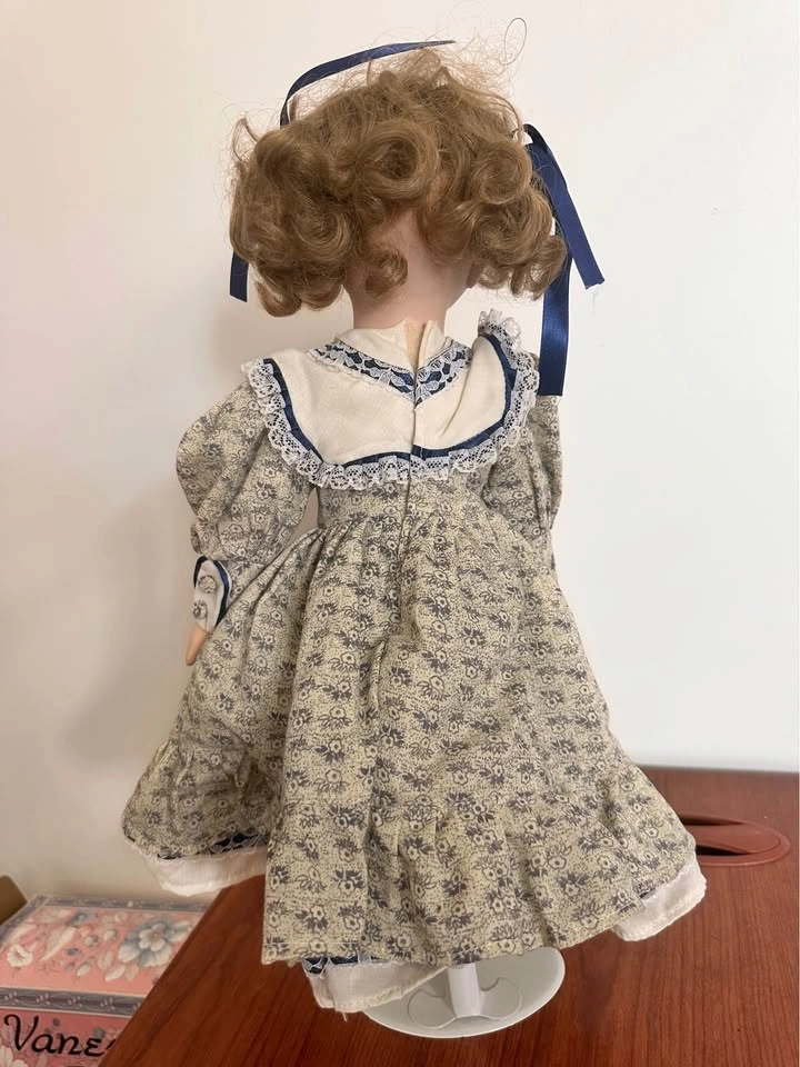 Vanessa Doll Collection – Limited Edition Porcelain Doll – 43 cm - photo 5