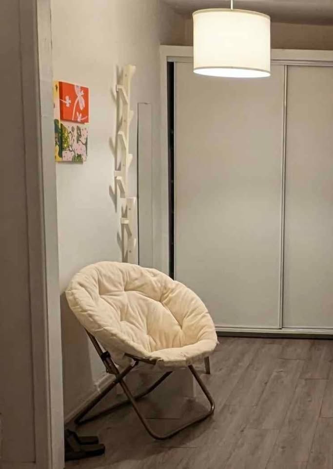 Queen Bed + Desk + Chairs 5 pcs, IKEA - photo 3