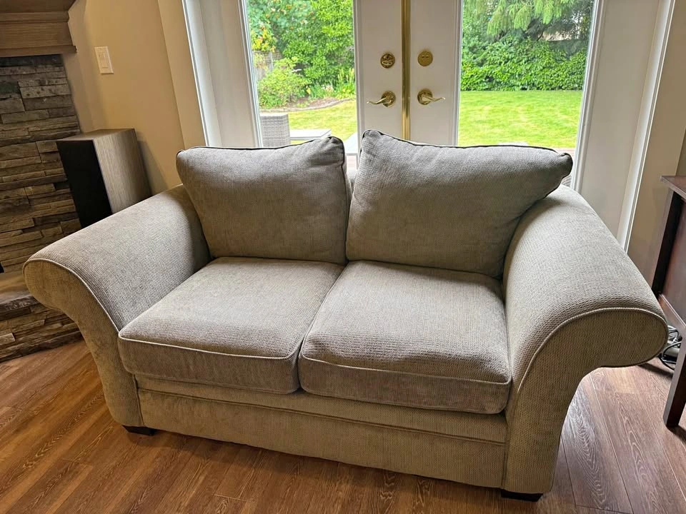 Stylus loveseat
