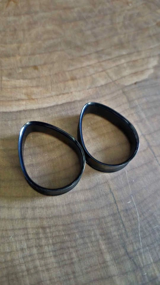 1" black tear drop ear gauge (never been worn)