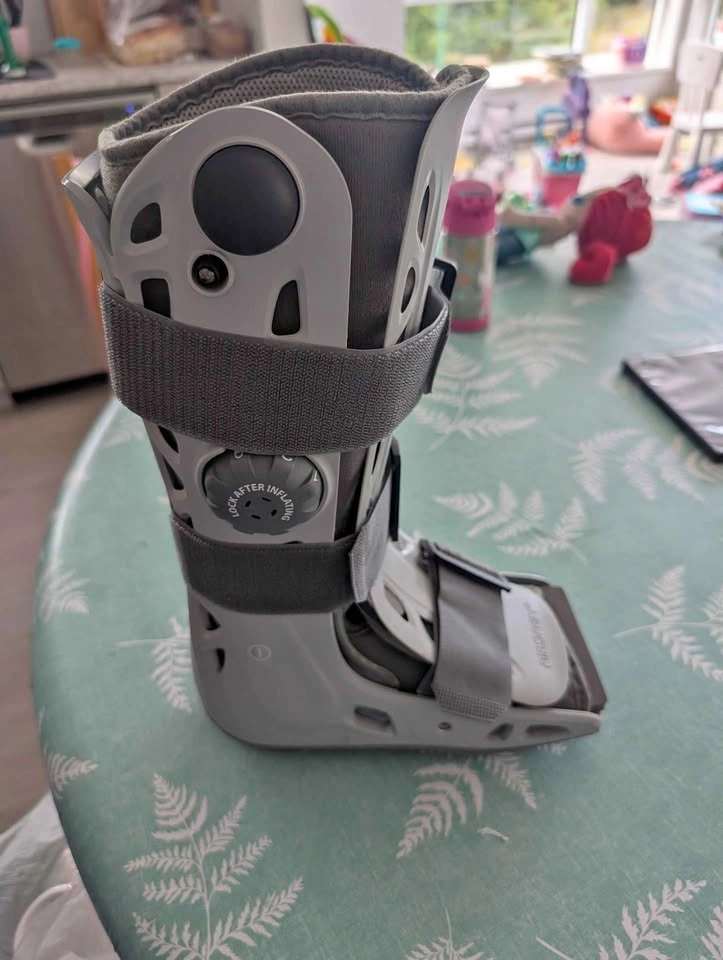 Aircast Walking Boot - Size Small (Good Condition)
