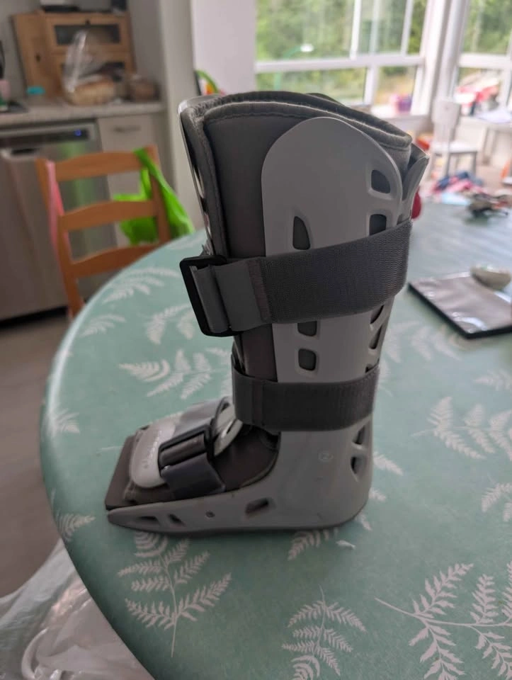 Aircast Walking Boot - Size Small (Good Condition) - photo 2