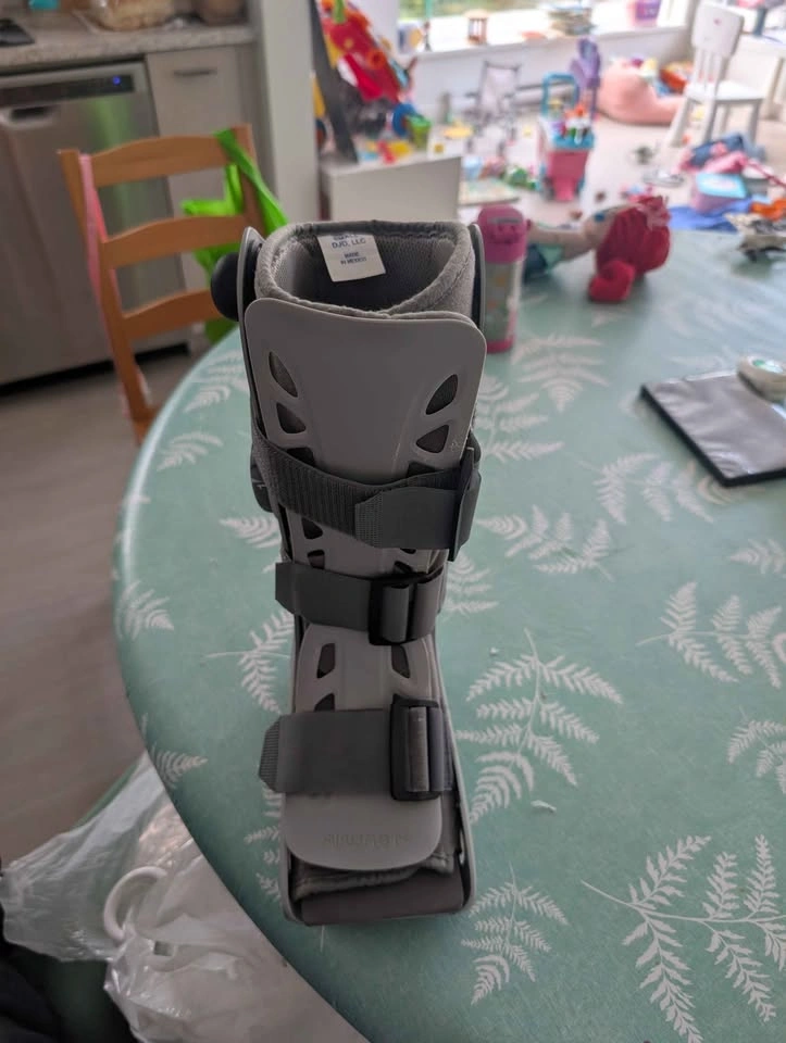 Aircast Walking Boot - Size Small (Good Condition) - photo 3