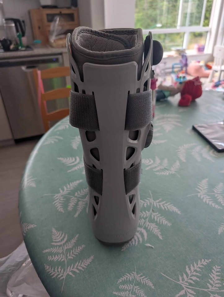 Aircast Walking Boot - Size Small (Good Condition) - photo 4