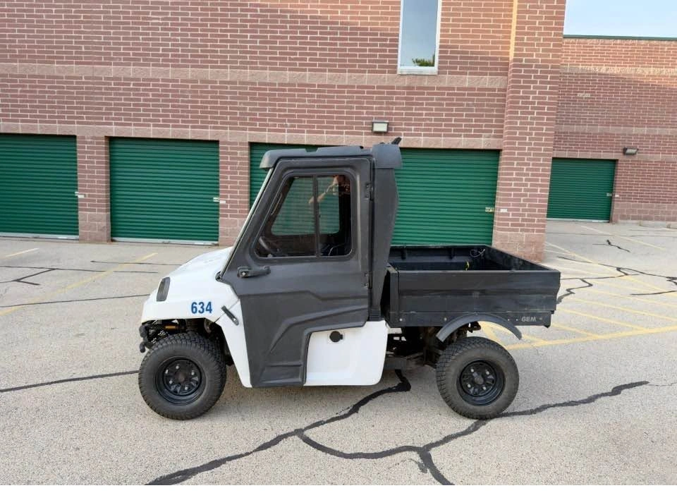 2018 Polaris GEM UTV Enclosed Cab, Powered Dump Bed, Heater - photo 2
