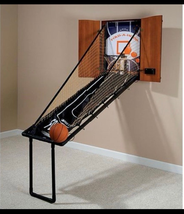 Hammacher Schlemmer Wall Mount Mahogany Basketball Game - photo 3