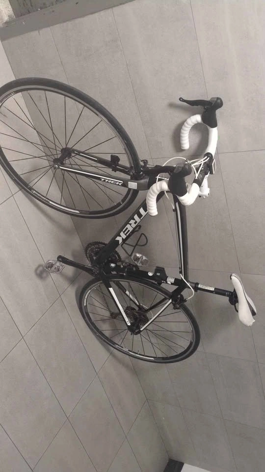 Trek Madone 2.1 Road Bike - Shimano 105 Group Set 52cm