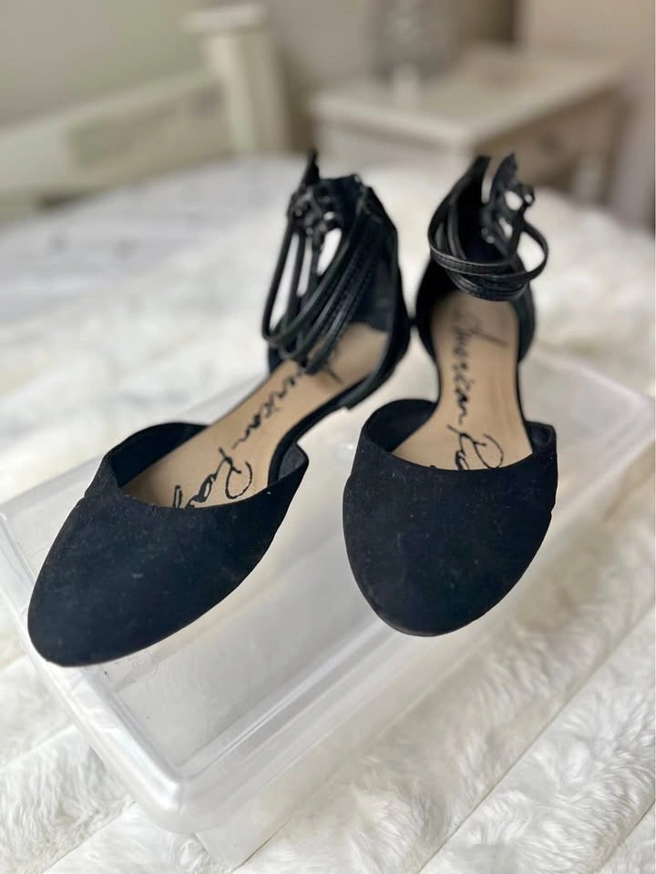 Flat black shoes
