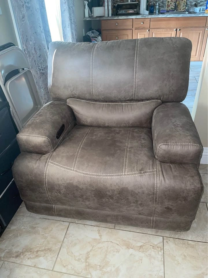 Leather recliner from Bob’s furniture - photo 2