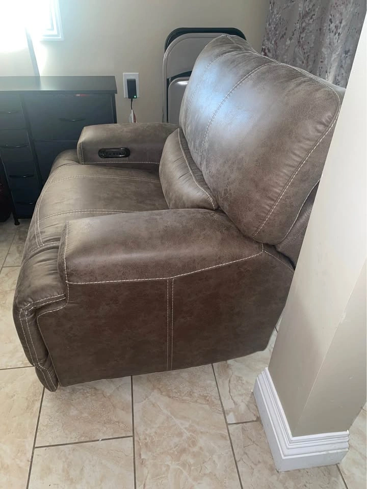 Leather recliner from Bob’s furniture - photo 3