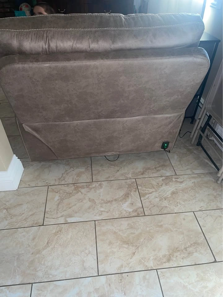 Leather recliner from Bob’s furniture - photo 4