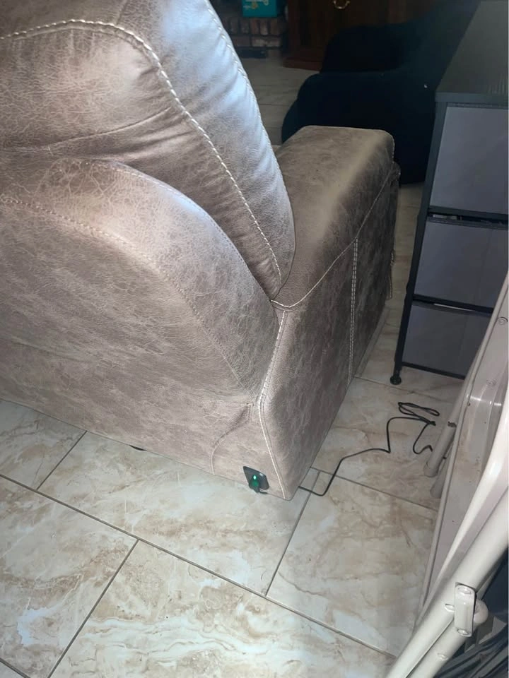 Leather recliner from Bob’s furniture - photo 5